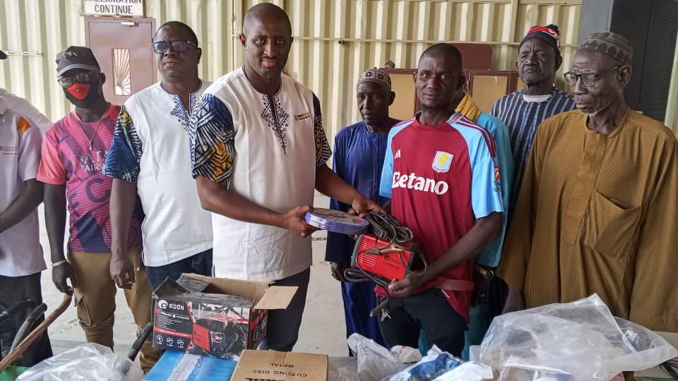 IAMGOLD Essakane SA offre des kits aux orpailleurs reconvertis de Falagountou et Gorom-Gorom